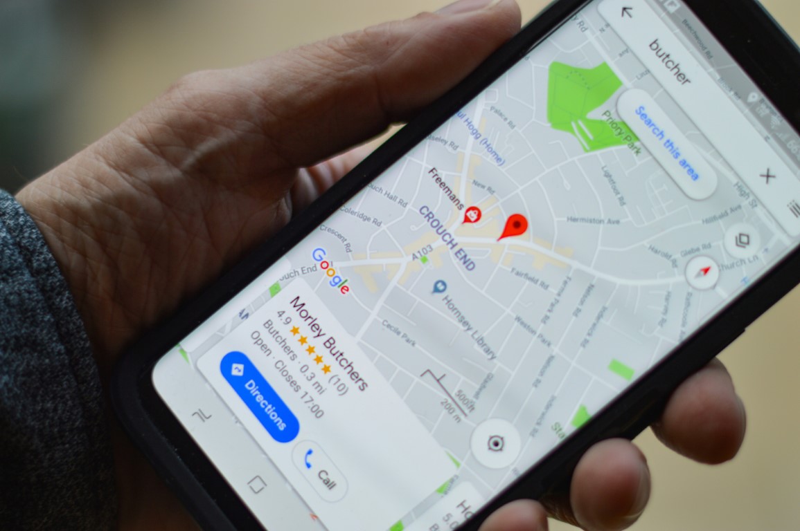 Negocio local que aparece en el Local Pack de Google con 5 estrellas y gestión de reseñas