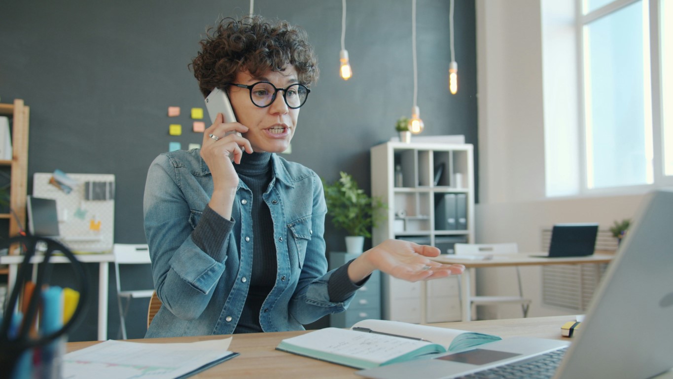 Pantalla de Google My Business con reseñas negativas sin responder que afectan la reputación online